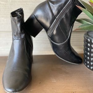 Black ankle boots w heel
